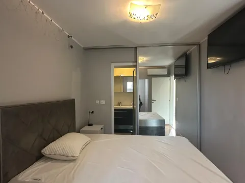 Izdavanje, dvosoban stan, 85m², Centar, Tivat - image 2