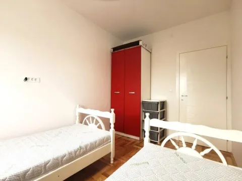 Spavaća soba sa dva kreveta i garderoberom. - image 7