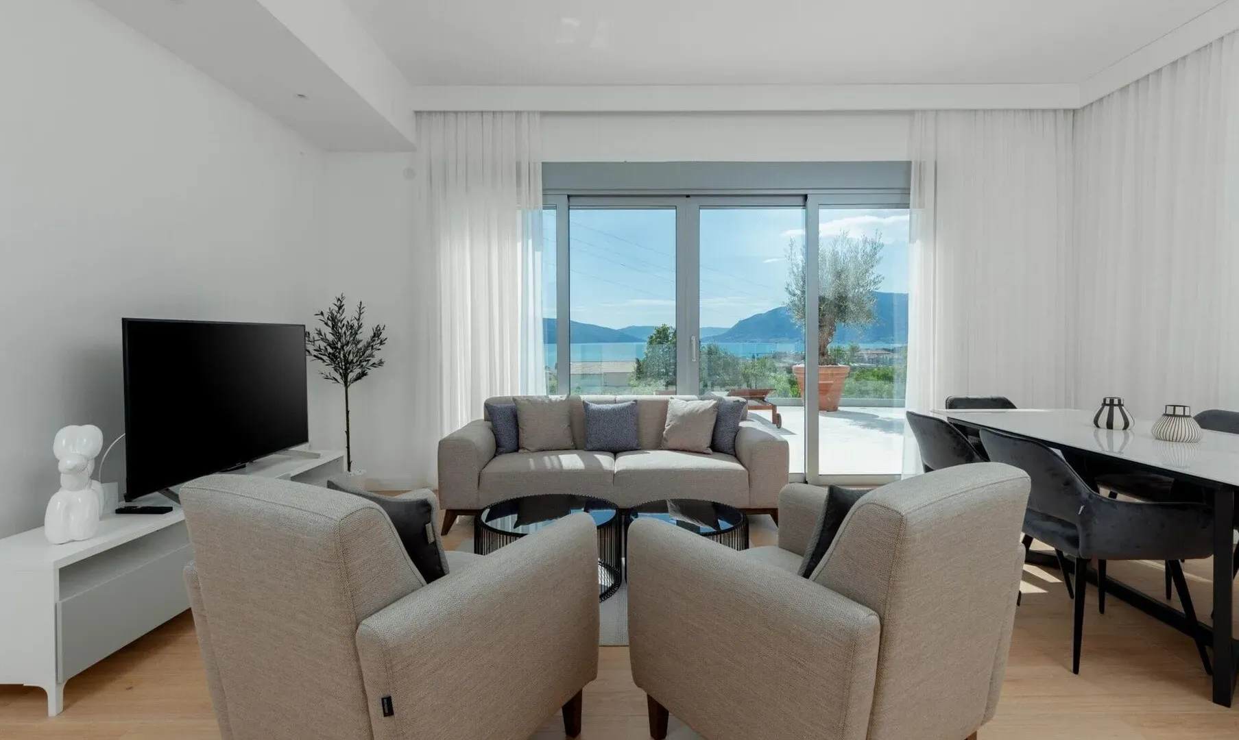 Izdavanje, četvorosoban stan, 273m², Marići, Tivat