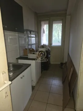 Manja kuhinja sa sudoperom, elementima i izlazom na terasu. - image 2