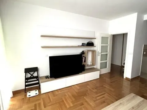 Rent, two bedroom apartment, 50m², Vračar Sve Podlokacije, Beograd - image 4