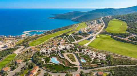 Pogled iz vazduha na kompleks zgrada sa bazenom i pogledom na more i golf teren. - image 15