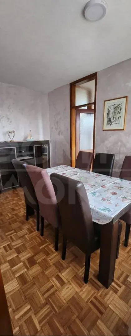 Dining room with a table and chairs in an apartment.