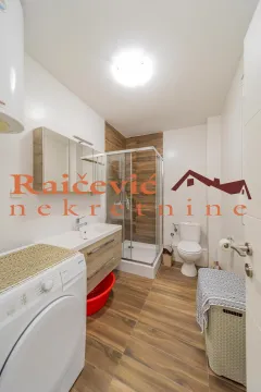 Kupatilo opremljeno tuš kabinom, umivaonikom, toaletom i veš mašinom. - image 3