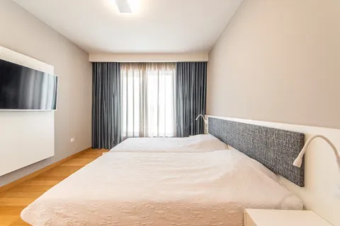 Prostrana spavaća soba sa bračnim krevetom, TV-om i velikim prozorom sa zavjesama. - image 16