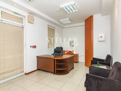 Prodaja,  poslovni prostor, 220m2, Blok 9, Podgorica