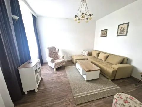Dnevna soba opremljena ugaonom garniturom, foteljom i stočićem. - image 3