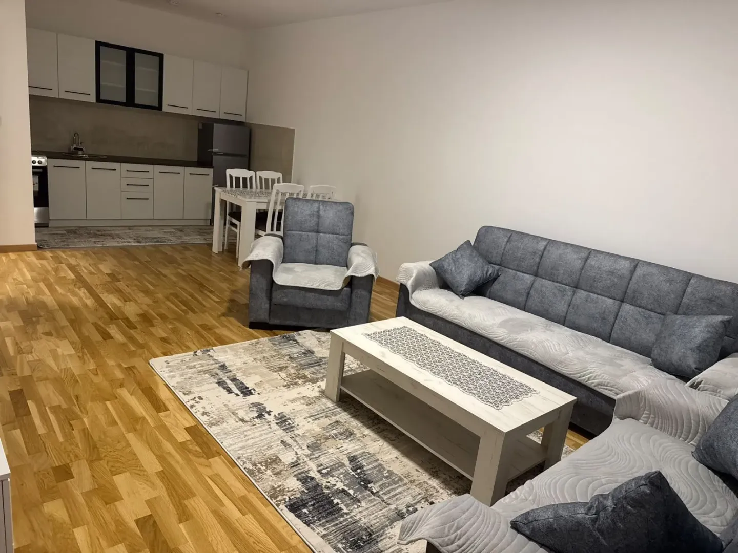 Living room with a sofa set and dining area integrated with the kitchen.