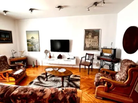 Izdavanje, trosoban stan, 80m², Cetinje, Crna Gora