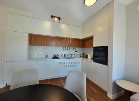 Moderna kuhinja sa bijelim elementima i drvenim detaljima. - image 6