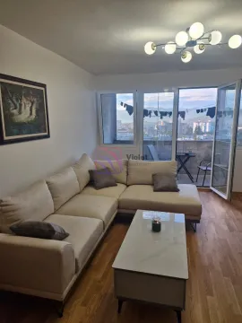 Dnevni boravak sa garniturom, stočićem i izlazom na terasu. - image 3