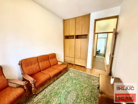 Dnevna soba sa garniturom za sedenje i ugradnim ormarom. - image 3