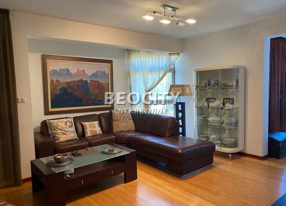 Prodaja, trosoban stan, 80m², Centar, Budva