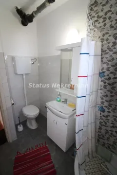 Manje kupatilo sa tuš kabinom, umivaonikom i wc šoljom. - image 12