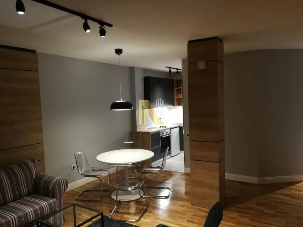 Izdavanje, dvosoban stan, 63m², Centar, Novi Sad