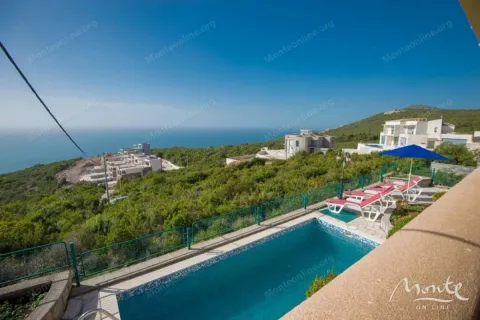 Pogled na bazen, okolno naselje i more. - image 19