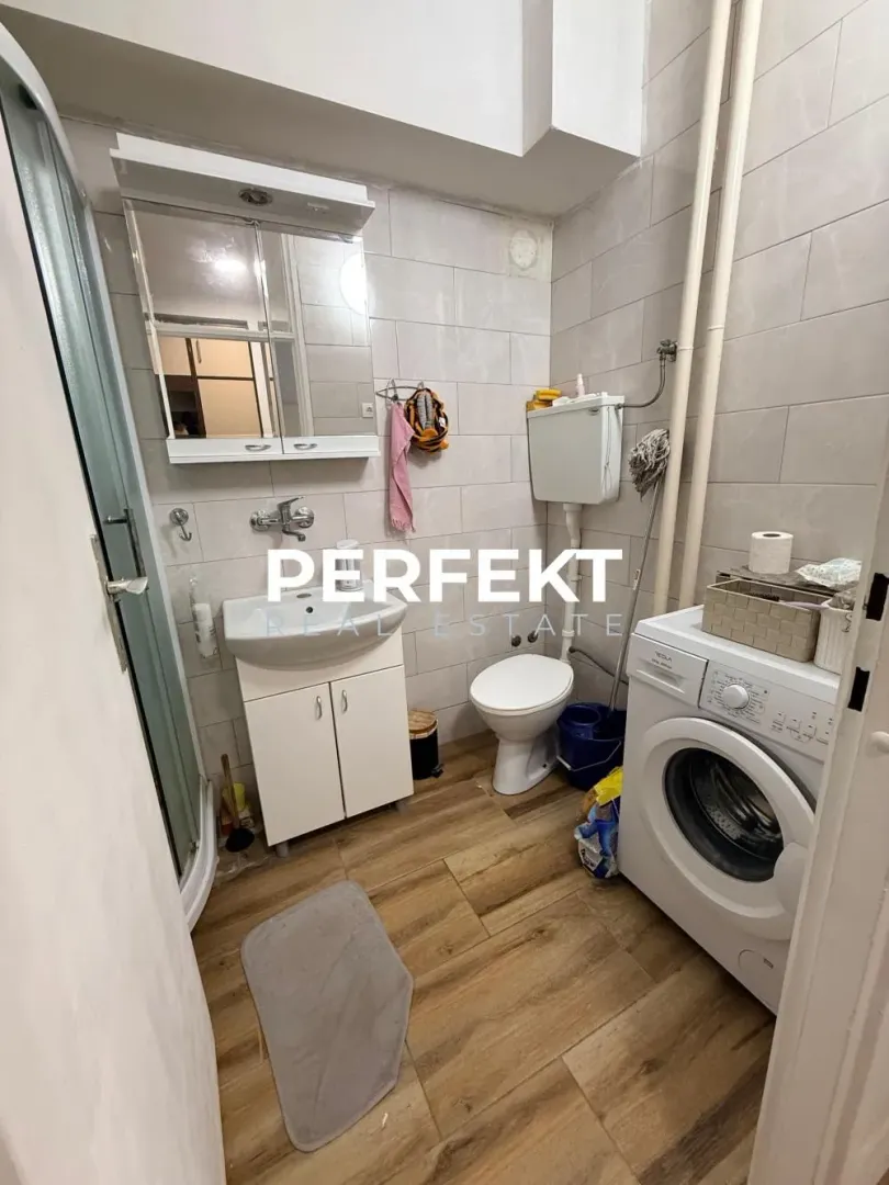 Bathroom equipped with a washbasin, toilet, shower cabin and washing machine.