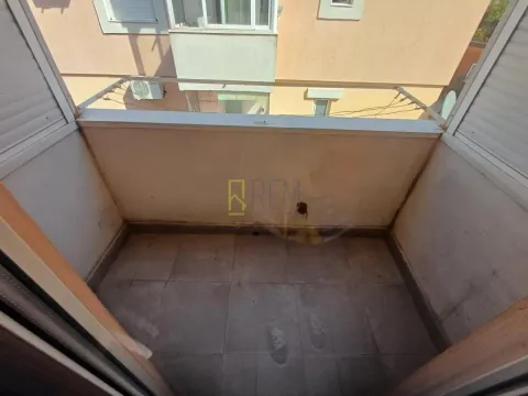 Manja prazna terasa sa keramičkim pločicama i zaštitnom ogradom. - image 6