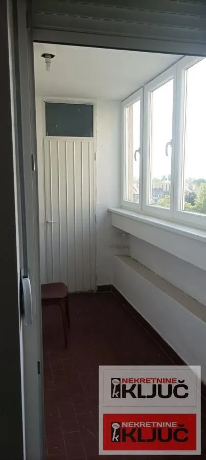 Zastakljeni balkon sa vratima i prozorima.
