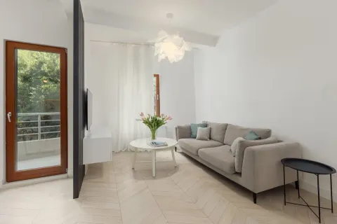 Bright living room with a comfortable sofa and access to the terrace. - image 4