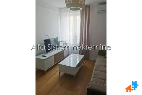 Dnevna soba sa garniturom, televizorom i izlazom na terasu. - image 2