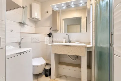 Svijetlo uređeno kupatilo sa umivaonikom, WC šoljom i tuš kabinom. - image 9