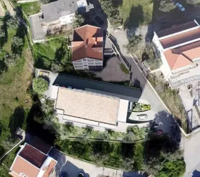 Pogled iz vazduha na objekat sa okolinom i prilaznim putem. - image 4