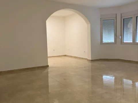 Rent, house, 500m², Stari Aerodrom, Podgorica - image 5