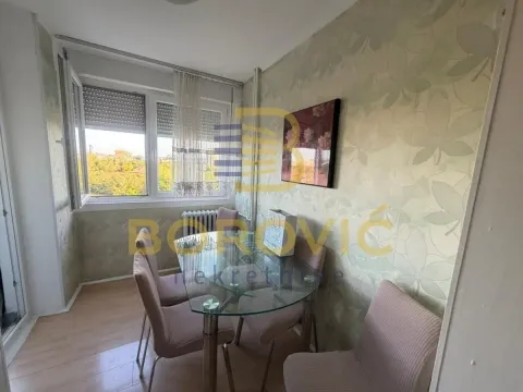 Trpezarija sa staklenim stolom i stolicama pored prozora. - image 3