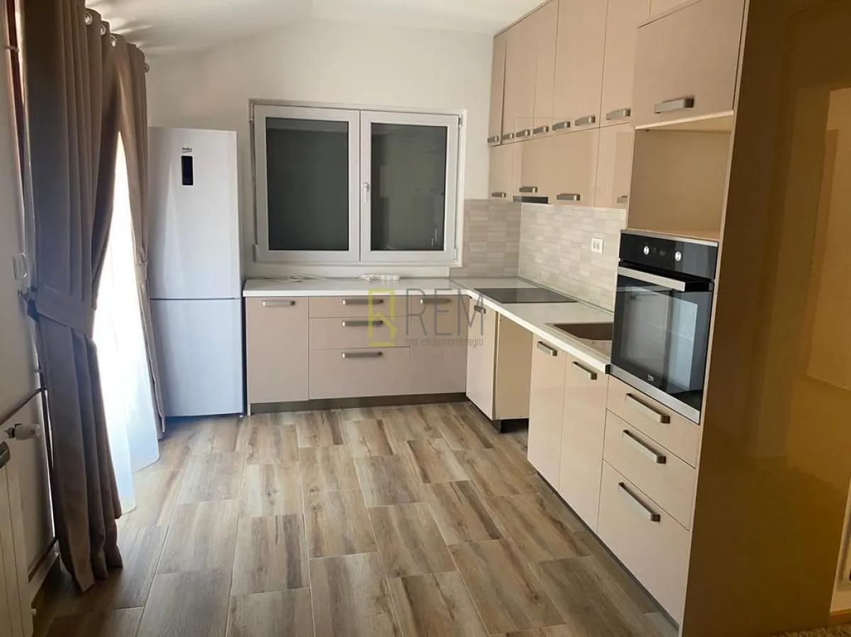 Izdavanje, trosoban stan, 125m², Vranići, Podgorica