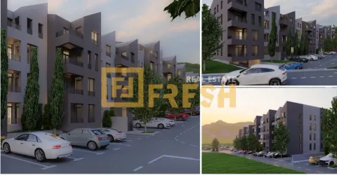 Prikaz eksterijera stambene zgrade sa parkingom i uređenim okruženjem. - image 3