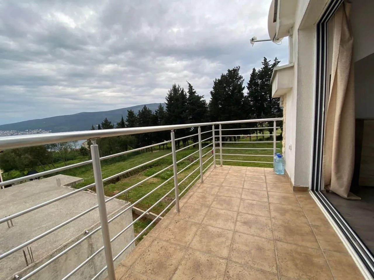 Izdavanje, trosoban stan, 100m², Baošići, Herceg Novi