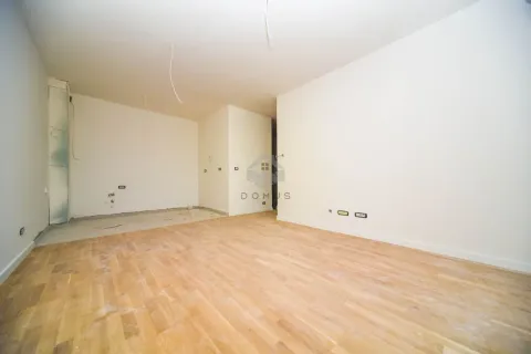 Prazna prostorija sa drvenim podom i bijelim zidovima u fazi renoviranja. - image 3