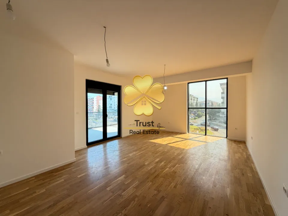 Izdavanje, trosoban stan, 112m², Stari Aerodrom, Podgorica