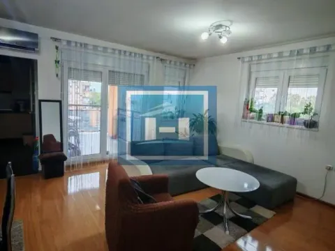 Prodaja, trosoban stan, 68m², Centar, Paraćin