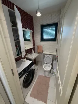 Manje kupatilo sa tuš kabinom, umivaonikom i veš mašinom. - image 14