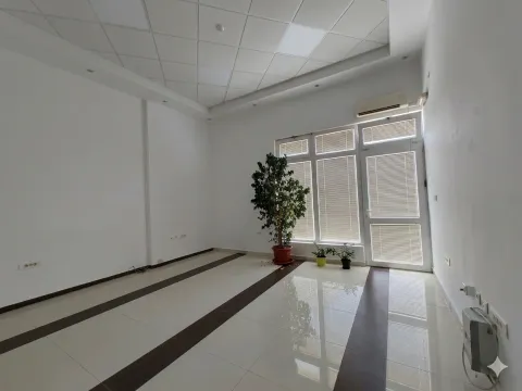 Izdavanje, poslovni prostor, 69m², Centar, Bar - image 3