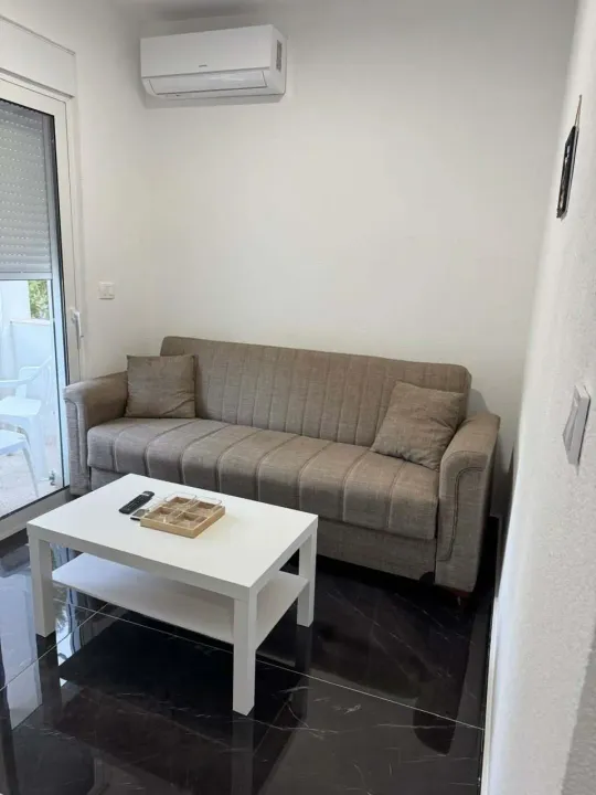 Izdavanje, garsonjera, 35m², Polje, Bar