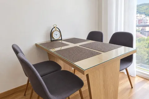 Trpezarijski sto sa četiri stolice i satom u svijetloj prostoriji. - image 5