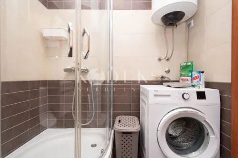 Kupatilo sa tuš kabinom, veš mašinom i bojlerom. - image 10