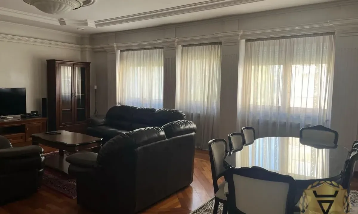 Izdavanje, trosoban stan, 110m², Slavija, Vračar Sve Podlokacije