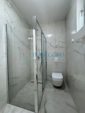 Moderno opremljeno kupatilo sa tuš kabinom i wc šoljom. - image 12