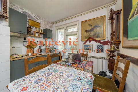 Kuhinja sa trpezarijskim stolom i retro detaljima. - image 12