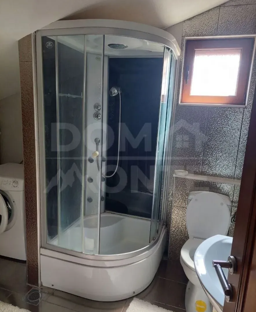 Izdavanje, trosoban stan, 130m², Radanovići, Kotor