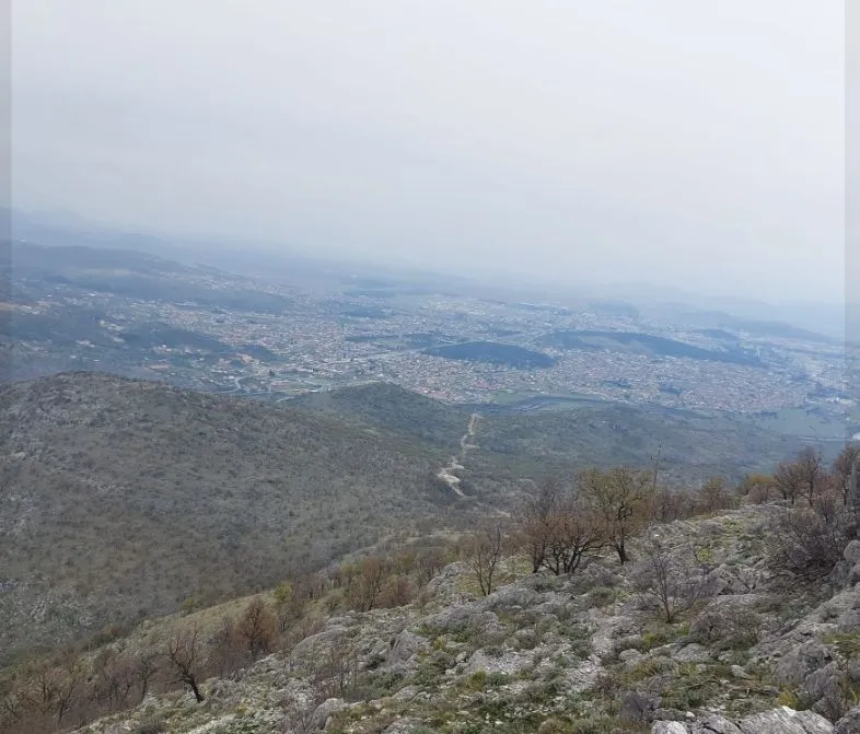 Panoramski pogled sa uzvišenja na naseljeno područje u daljini.