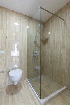 Moderno opremljeno kupatilo sa tuš kabinom i ugradnom šoljom. - image 28