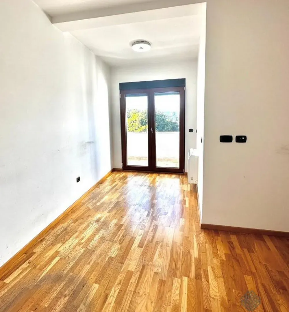 Izdavanje, poslovni prostor, 300m², Centar, Podgorica