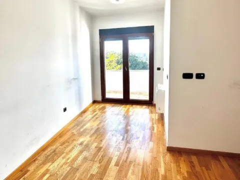 Izdavanje, poslovni prostor, 300m², Centar, Podgorica - image 10