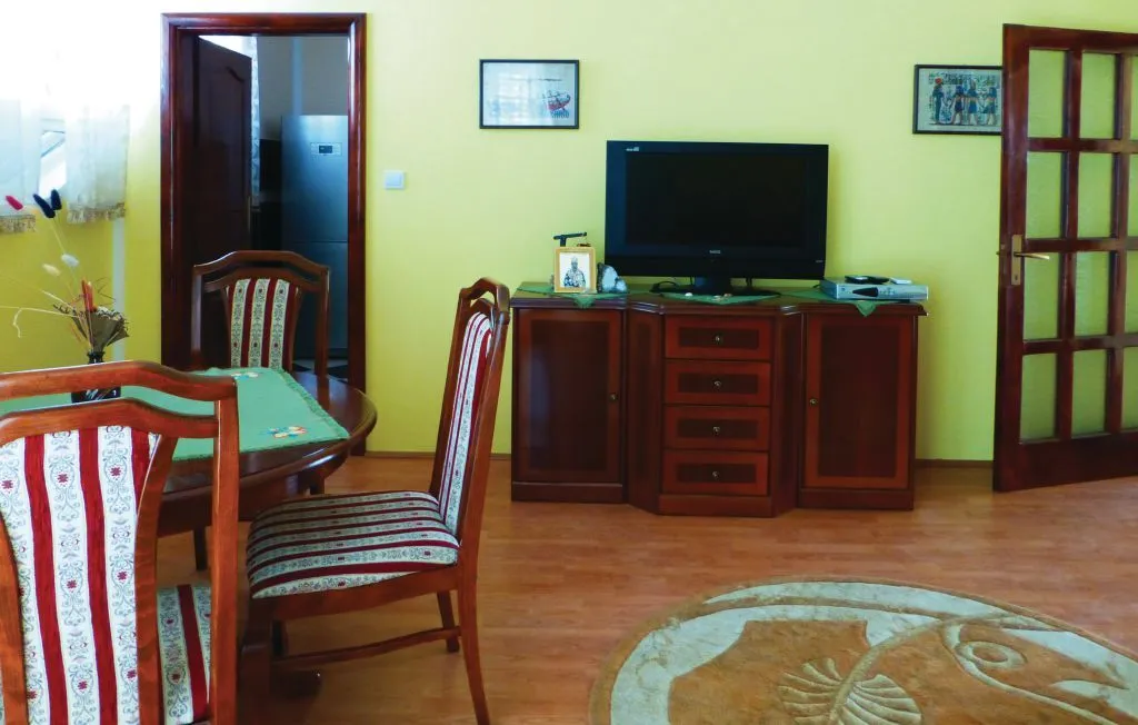 Izdavanje, jednosoban stan, 80m², Topla, Herceg Novi