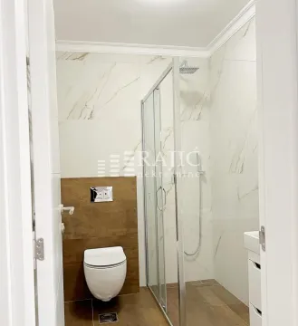Savremeno opremljeno kupatilo sa tuš kabinom. - image 7